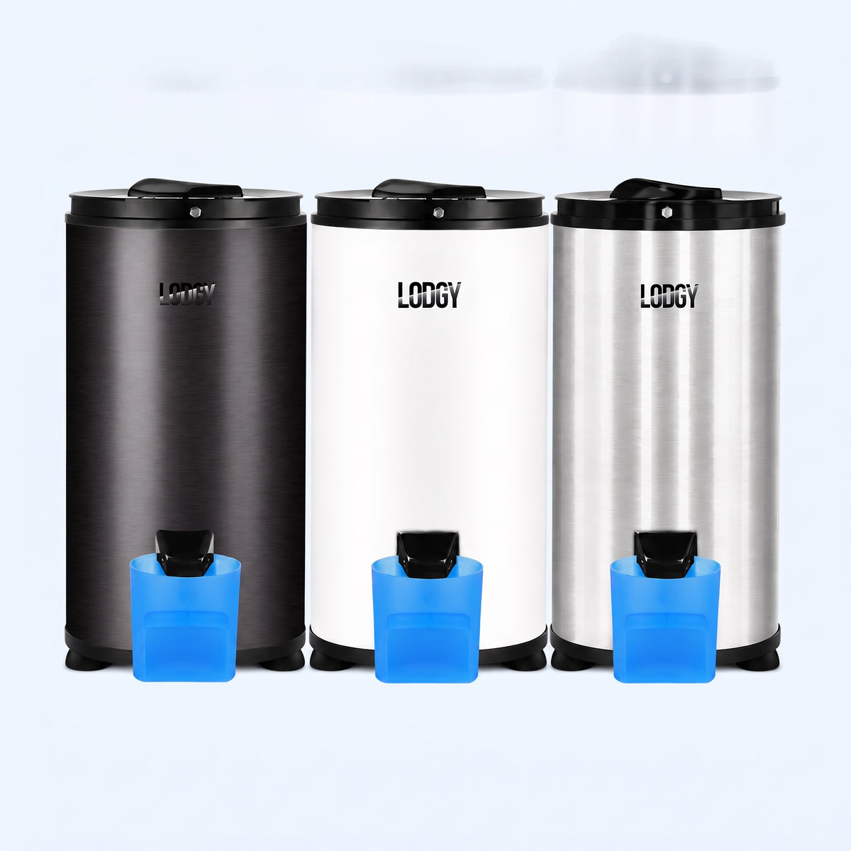 Lodgy wascentrifuge 6 kg in zwart, wit en RVS-look naast elkaar op een lichtblauwe achtergrond, elk met blauwe afvoertuit