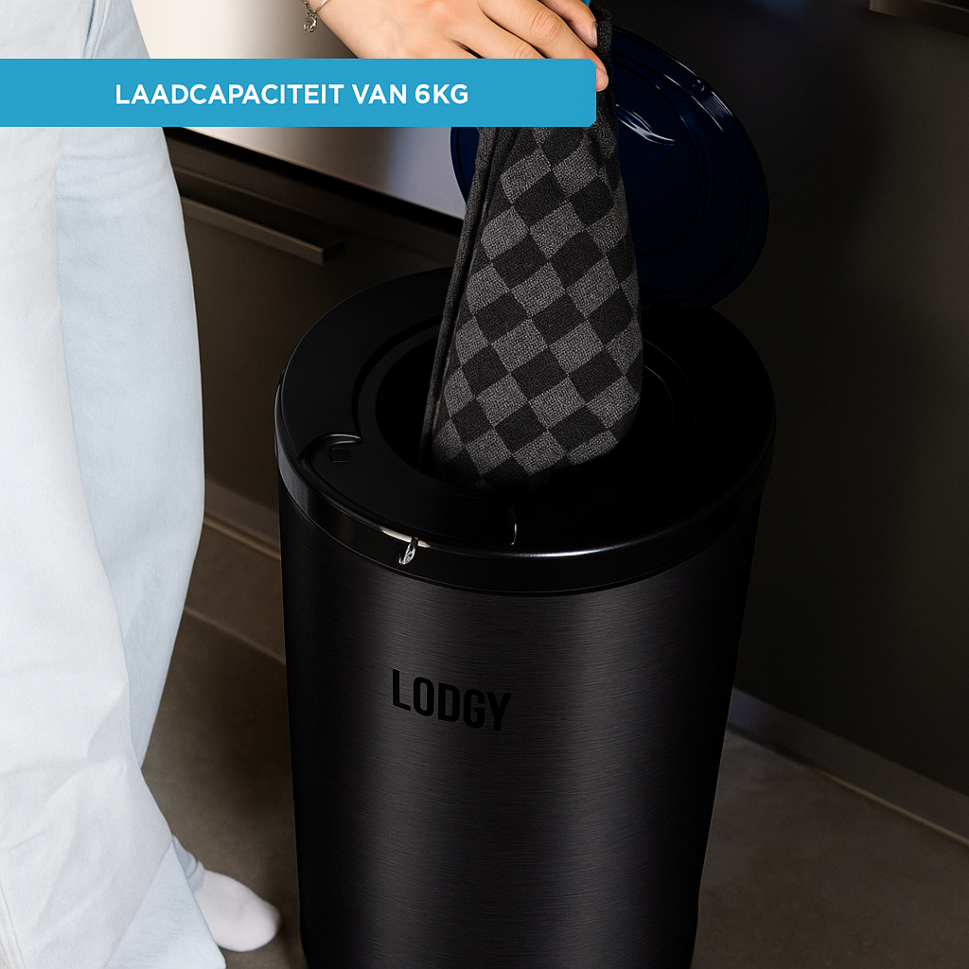 Lodgy zwarte wascentrifuge 6 kg in de wasruimte